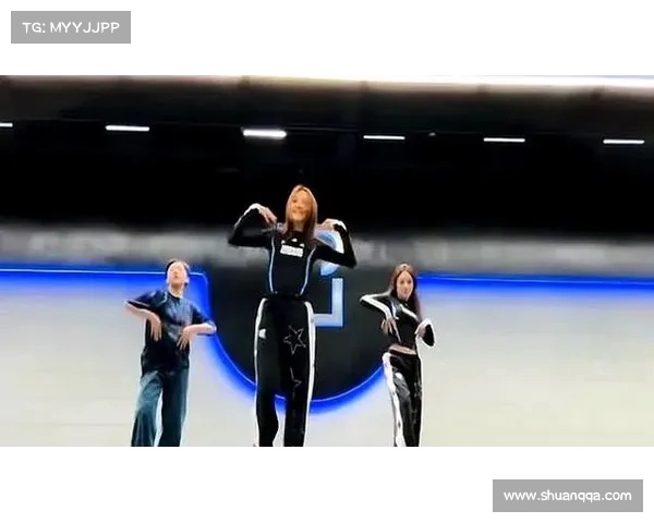 李小璐分享与女儿甜馨跳女团舞视频，甜馨舞蹈技能大提升，母女俩如同年轻人