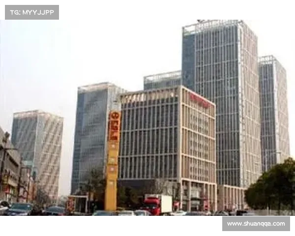 武汉商场高空玻璃爆裂，路人惊险避险现场回顾(武汉高楼玻璃)