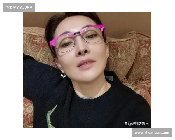 牛莉日本被偶遇，女儿身形突变打扮成熟，母女俩穿名牌挤地铁引关注