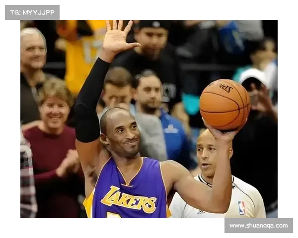 前今天:湖人再度夺冠 科比捧杯背后的深思熟虑(湖人捧奖杯致敬科比) 前今天:湖人再度夺冠 科比捧杯背后的深思熟虑(湖人捧奖杯致敬科比)